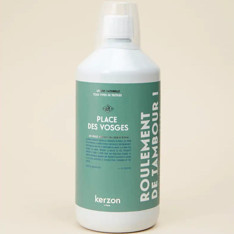 Bouteille blanche de lessive place avec étiquette teal, idéale pour peaux sensibles