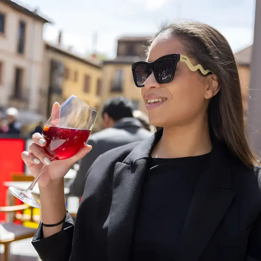 Femme avec Lunettes All You Need is Love et verre de vin rouge cool