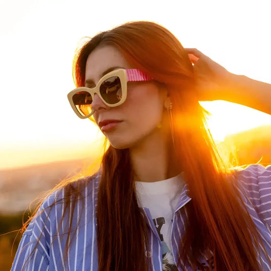 Femme avec lunettes lunettes born to be cute, longs cheveux roux, rayures bleues et blanches