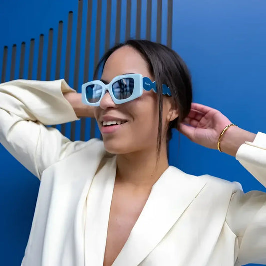 Femme portant lunettes de soleil sweet dreams avec branches uniques, style cool soleil sweet dreams