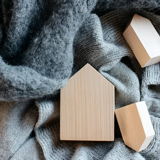 Bloc maison en cèdre clair anti-mites, design épuré et propriétés répulsives