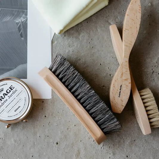 Mini kit brosse à chaussures avec savon doux, brosses en bois et polish