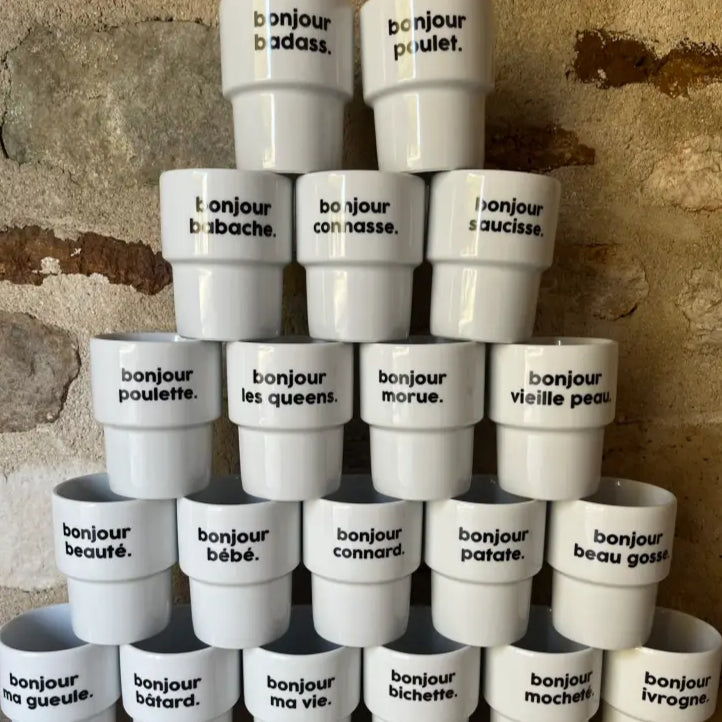 Pyramide de mugs bonjour bébé en céramique blanche pour une déco sympa