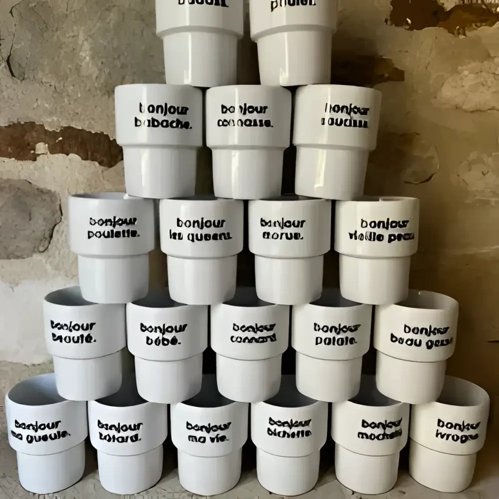 Pyramide de mugs bonjour les queens en céramique blanche empilés pour déco cool