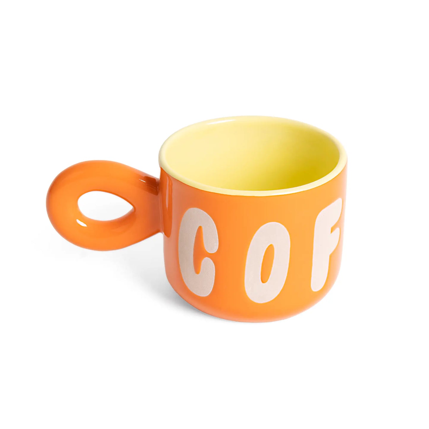 Tasse café orange en céramique avec intérieur jaune et lettrage cof blanc, anse boucle. Résiste aux micro-ondes