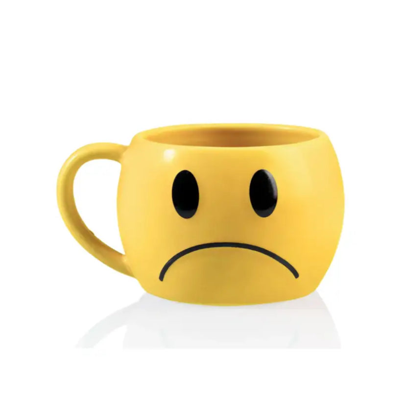 Mug Smiley jaune en céramique avec visage emoji triste, parfait pour exprimer tes émotions