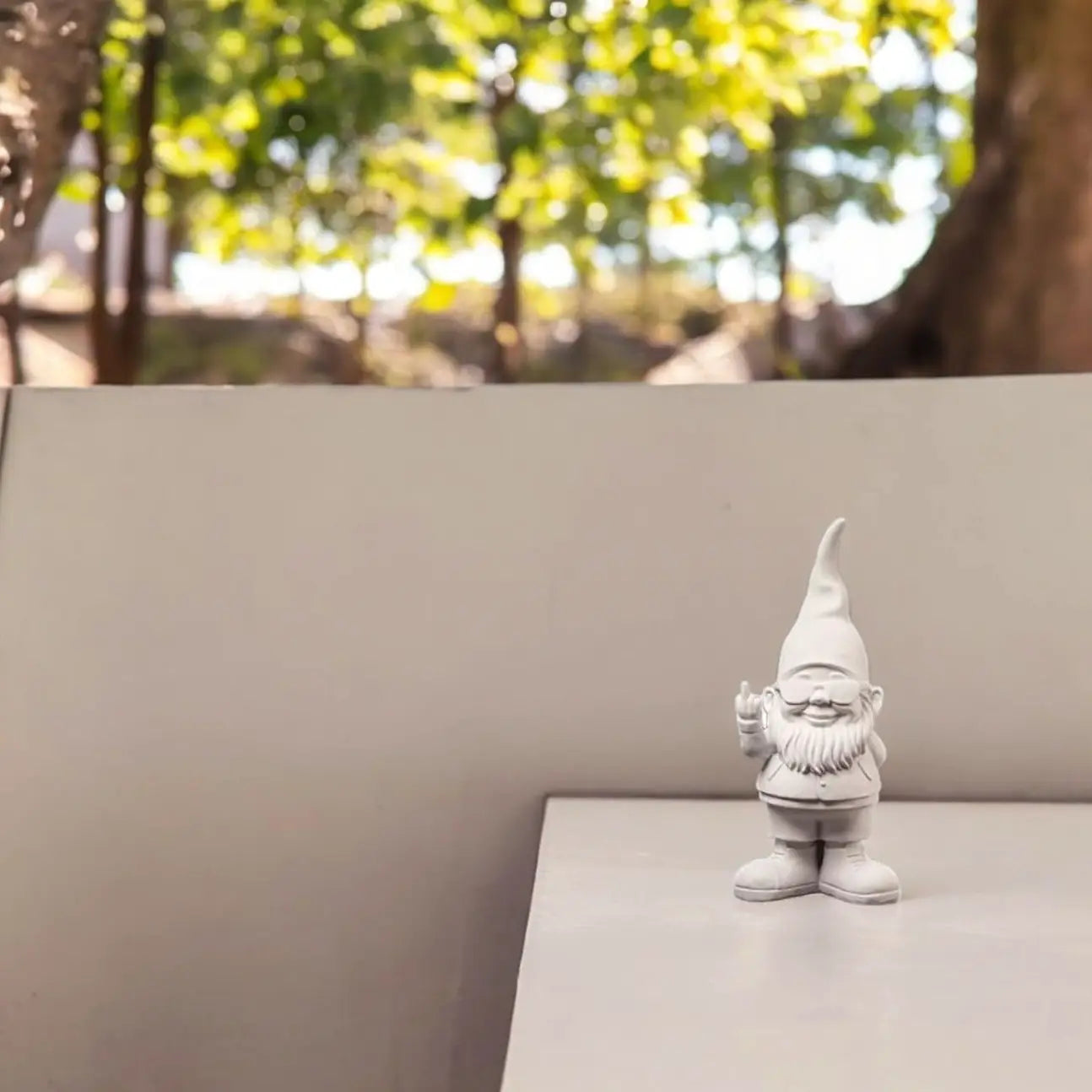 Nain Bernardo Blanc 29 cm, gnome en céramique blanche de Blogo Design, plus qu’une simple déco