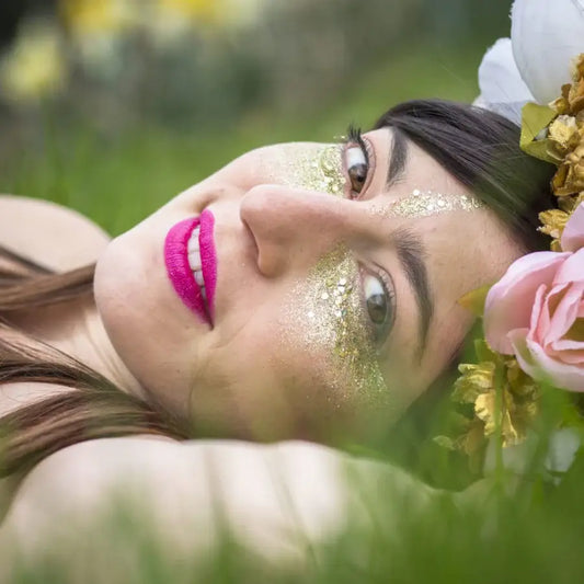 Femme avec maquillage paillettes vegan et couronne de fleurs pour Paillettes Baronne