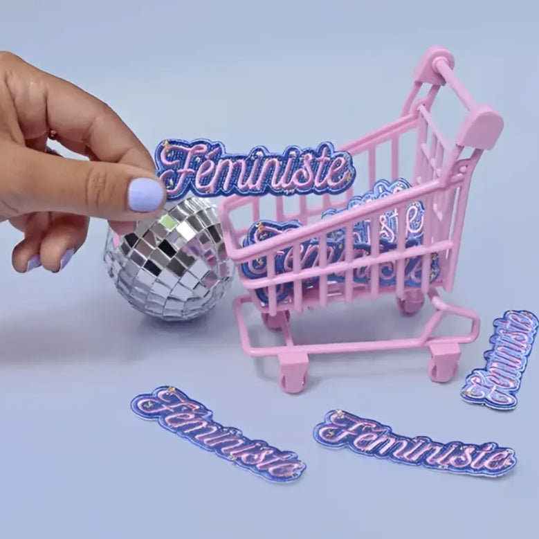 Mini chariot rose rempli d’écussons féministes au design coloré pour Patch féministe