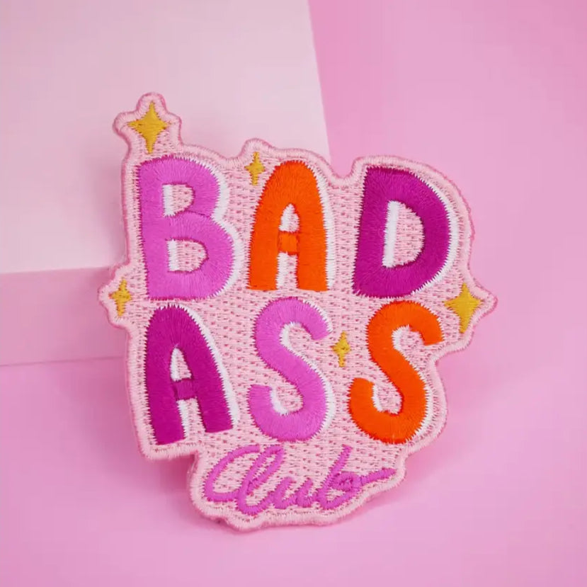 Patch thermocollant Badass Club coloré avec broderie cool et accrocheuse