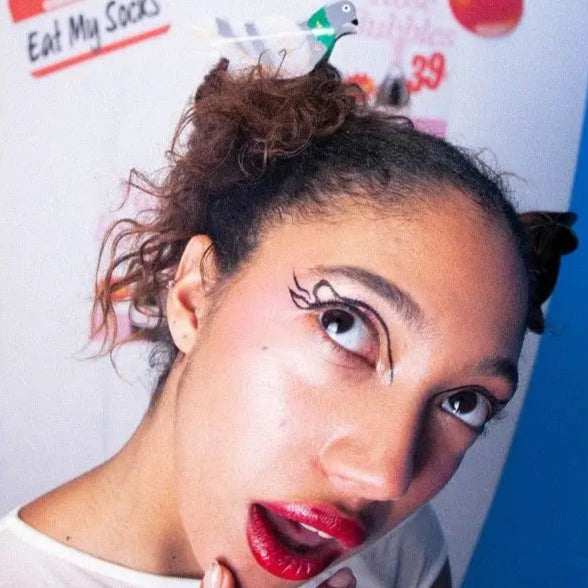 Femme avec cheveux bouclés en pince à cheveux pigeon en cellulose acétate au design unique