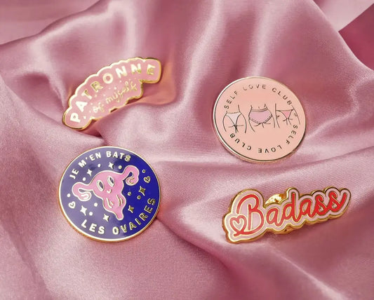 Quatre pins émaillés Pin’s Je M’En Bats Les Ovaires, messages body-positive, format compact