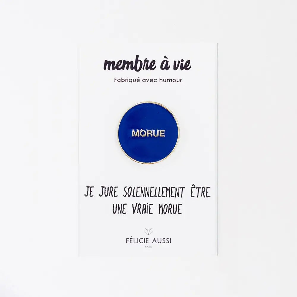 Pin’s morue bleu avec clin d’œil, côté décalé, sur carte blanche en français