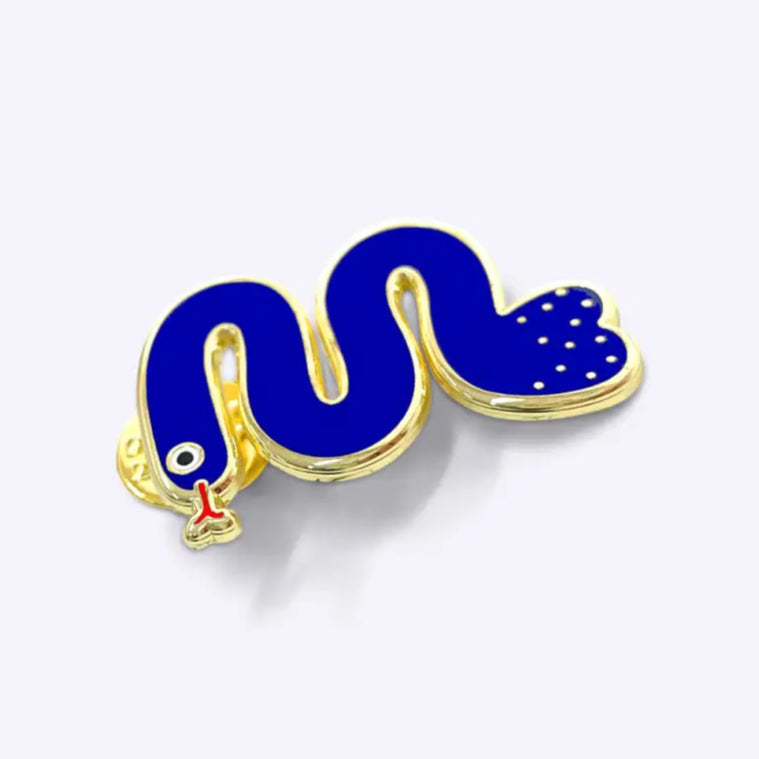 Pin serpent de pantalon finition émaillée avec placage doré et pois blancs