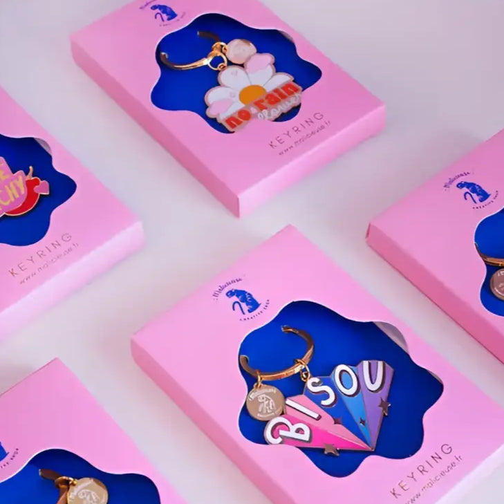 Porte-clé féministe pink avec designs cools, plus qu’un burn the patriarchy