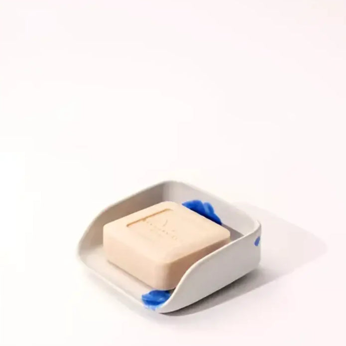 Porte savon en céramique Constance Guisset pour cosmétiques solides et shampoings solides