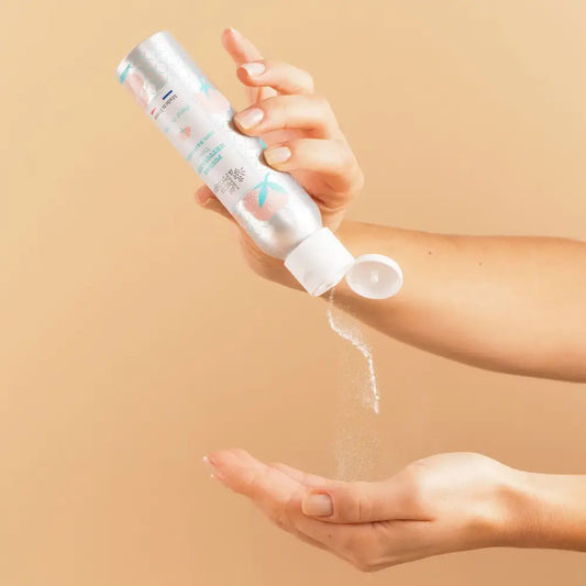 Liquid nettoyant visage certifié bio being poured from Poudre nettoyante visage fleur de coton