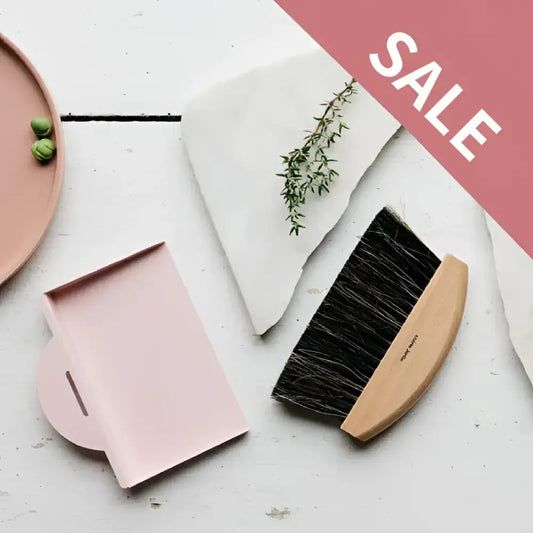 Dustpan and brush set pink table Clynk Nature noir, geste simple pour nettoyer