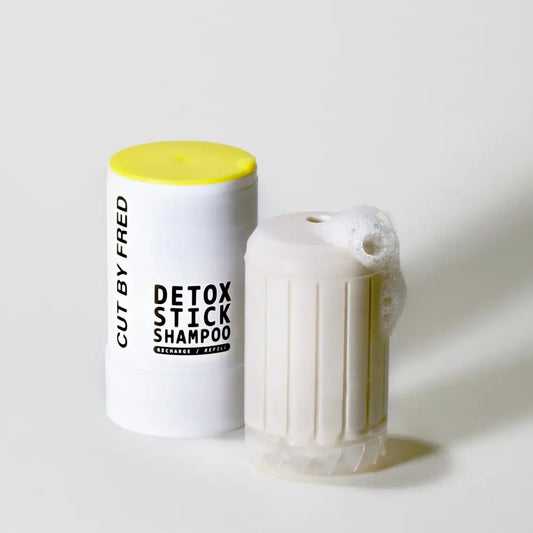 Shampoing Detox en stick pour cuir chevelu sensible avec mousse et tube blanc jaune