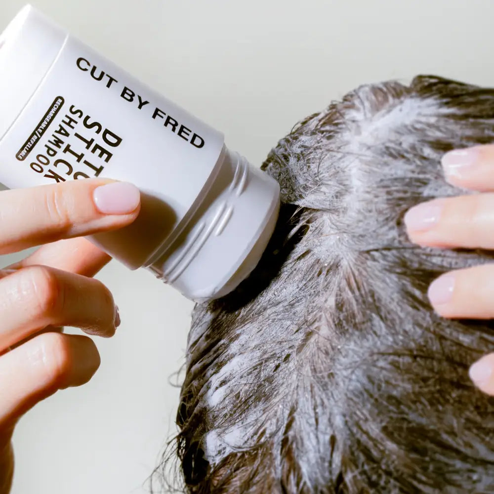 Application du Recharge pour shampoing Detox en stick sur un cuir chevelu sensible