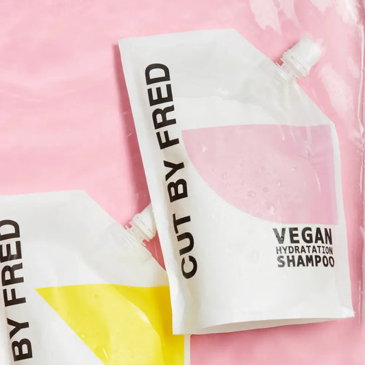 Deux pochettes à bec du Recharge pour Vegan Hydratation Shampoo, prendre soin avec plaisir d’un shampoing vegan hydratation shampoo