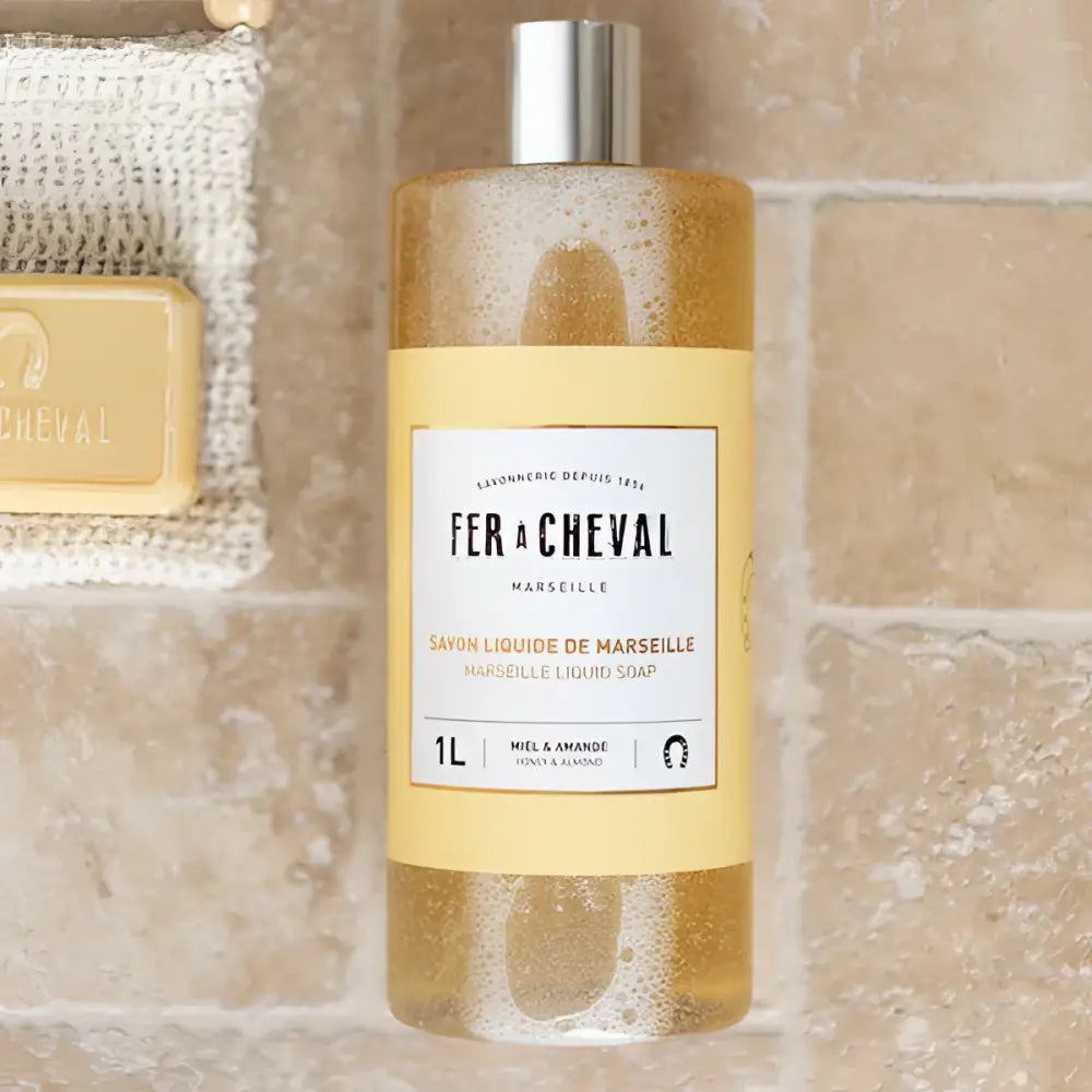 Bouteille de savon liquide Recharge avec étiquette jaune et capuchon argenté, à l’huile d’amande douce