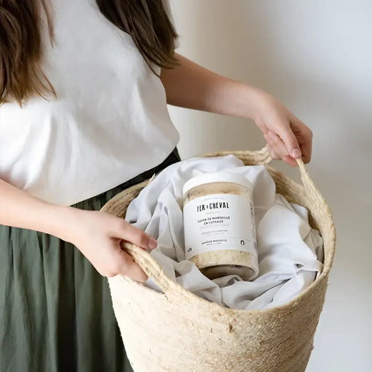 Panier en osier avec un pot de copeaux 400g de savon végétal pour lessive maison