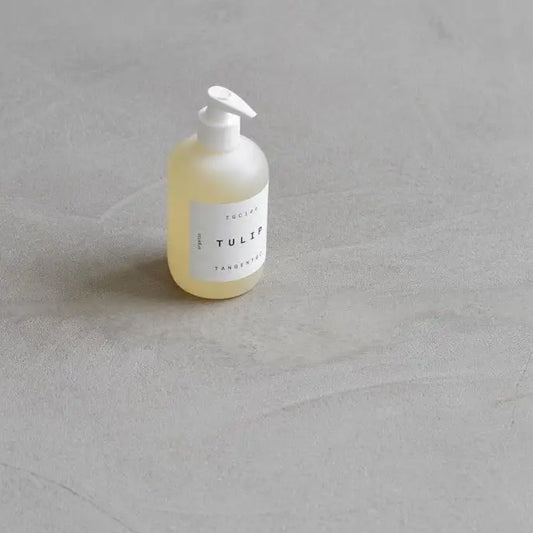 Savon liquide parfum floral dans flacon pompe clair, idéal pour graisses naturelles