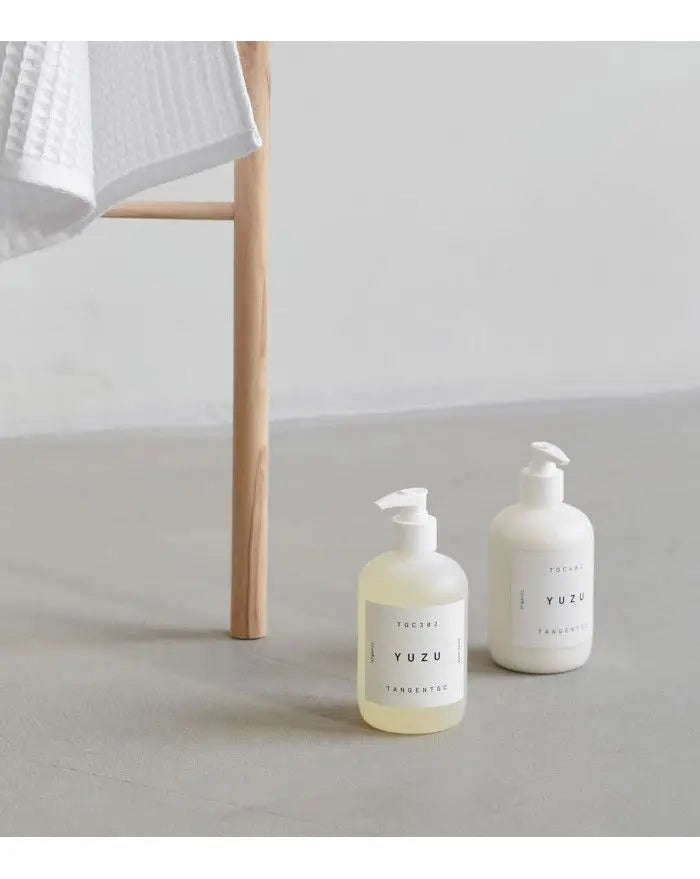 Deux bouteilles-pompes : liquide jaune clair et opaque blanc, savon yuzu 350 ml texture douce