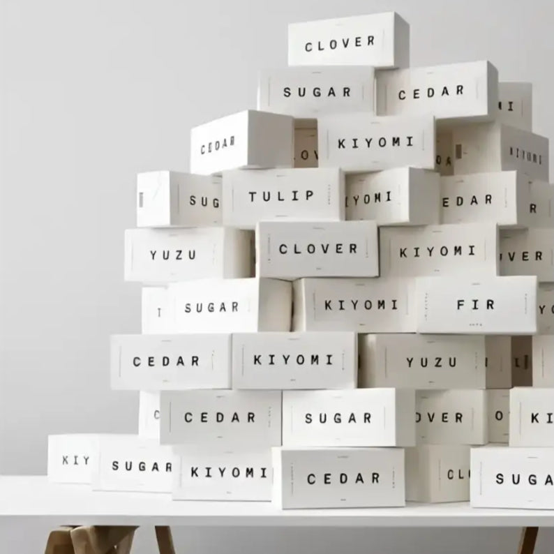 Stack de boîtes blanches de savon solide yuzu avec graisses naturelles et huiles végétales