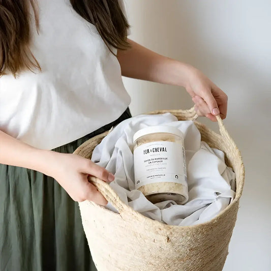 Panier tressé avec jarre de savon végétal en copeaux pour lessive maison artisanale