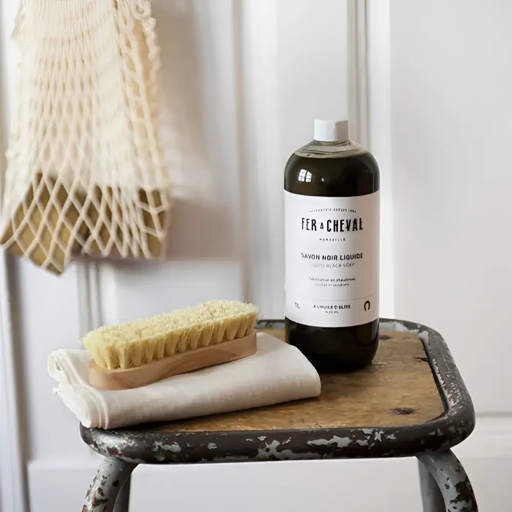 Savon noir liquide huile d’olive 500ml avec brosse en bois et chiffon, nettoyage naturel