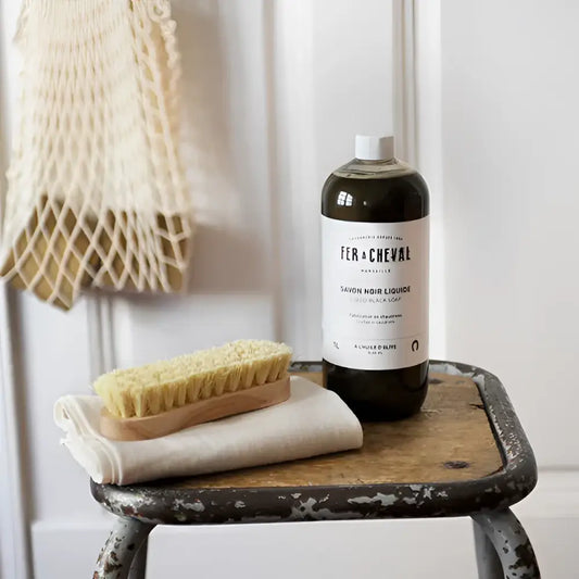 Savon noir liquide huile d’olive 500ml avec brosse en bois et chiffon, nettoyage naturel