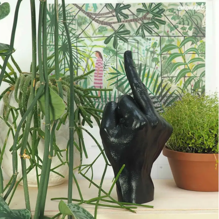 Sculpture main fuck noir avec touche d’originalité, main noire stylée