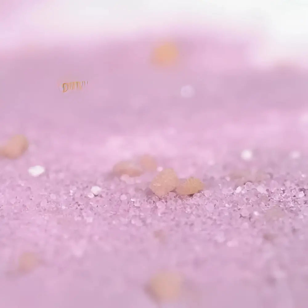 Zoom sur des cristaux de sucre rose pour une expérience sensorielle douce pour les plus jeunes