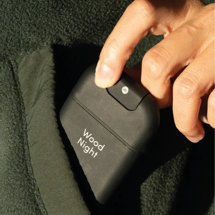 Spray nettoyant et hydratant pour les mains wood night en format nomade dans la main