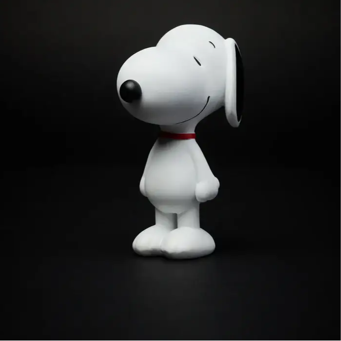 Statue Snoopy debout en culture pop, figurine blanche avec collier rouge