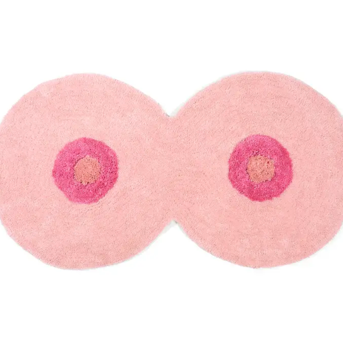 Tapis rose doux en forme de deux seins avec courbes douces, plus qu’un simple tapis rose