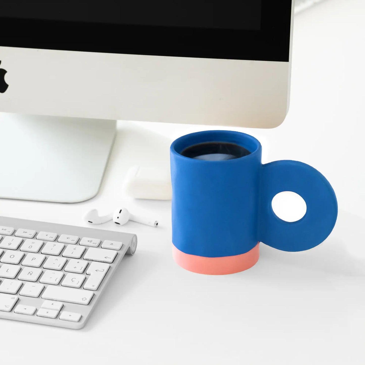 Tasse en céramique bleu profond avec base corail et touche d’élégance