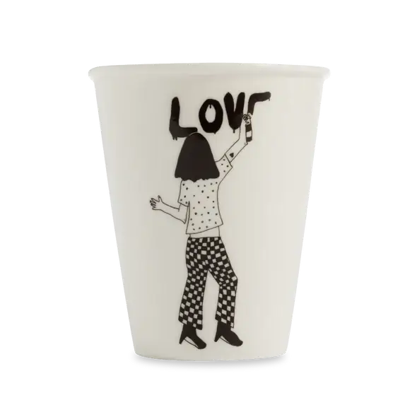 Mug blanc en céramique tasse love avec dessin simple d’une personne spray-paintant LOVE