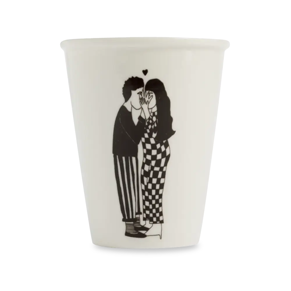 Tasse secret kissers en céramique blanche avec illustration d’un couple partageant un secret