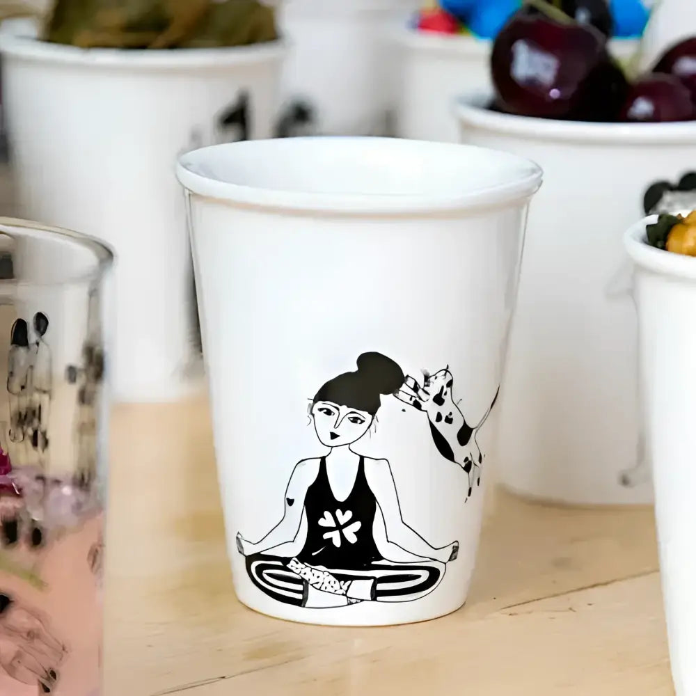 Tasse zen avec chats, fond blanc cassé, illustration d’une femme méditant avec un chat