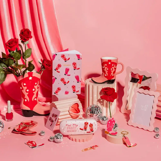 Vase botte cowboy santiag style western avec collection de boots roses et rouges