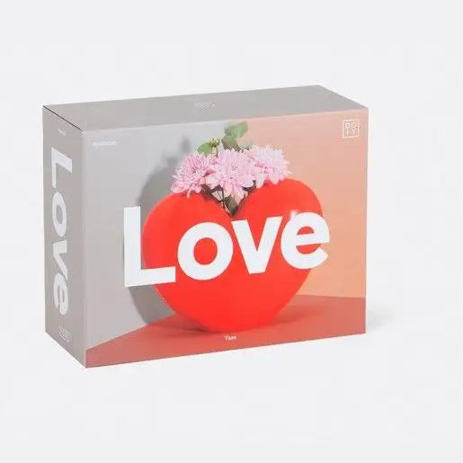 Vase coeur rouge avec fleurs roses dans boîte grey et orange, parfait pour l’amour