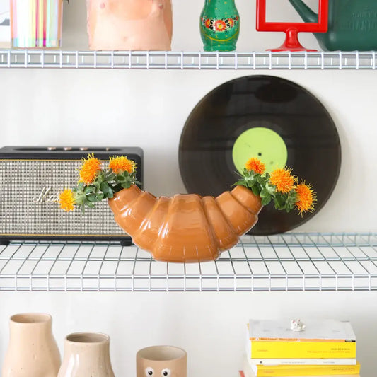 Vase Croissant en céramique marron avec compositions florales orange, objet décoratif parfait