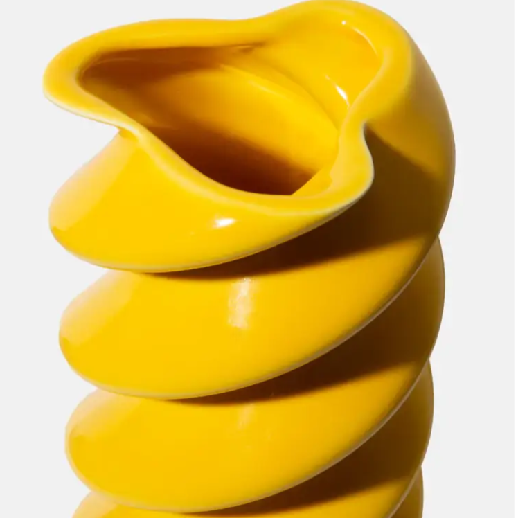 Vase fusilli en verre jaune brillant, plus qu’un simple vase, parfait pour déco