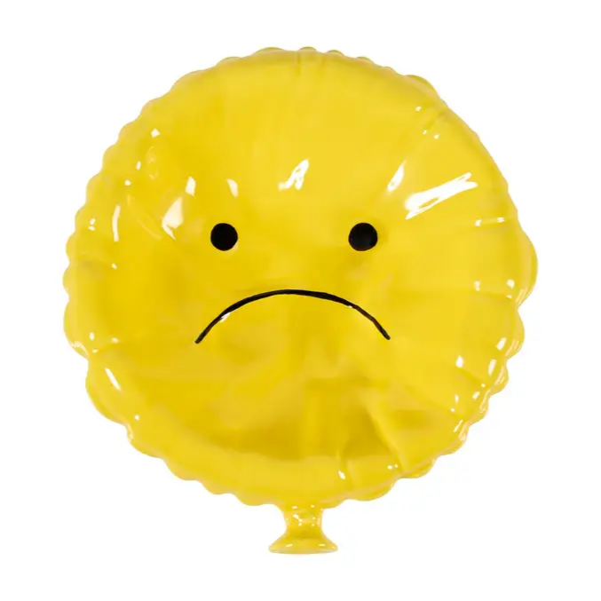 Vide poche ballon triste avec un ballon jaune en foil au visage triste