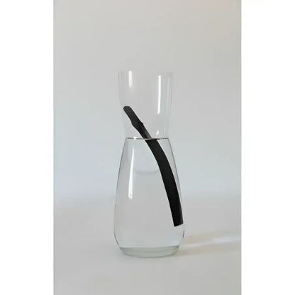 Carafe en verre avec 2 bâtons de charbon actif en bambou pour purifier l’eau
