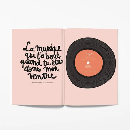 Illustration vinyle stylisé noir avec label orange sur page magazine rose, souvenir précieux de 9 Mois À Attendre