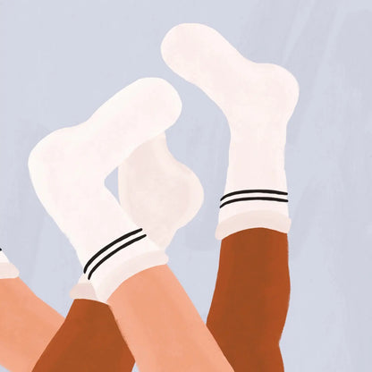 Deux paires de jambes aux tons de peau variés en chaussettes blanches rayées noires, œuvre contemporaine Affiche A4 Love Socks